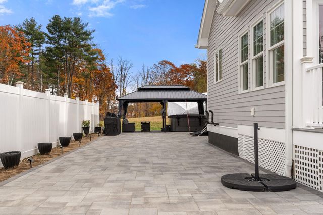 3 Kibrel Court, Sandown, NH 03873