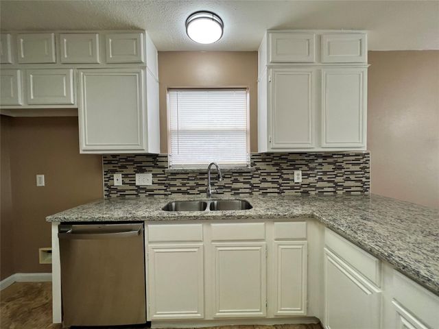 510 Oak Briar Drive, Kemah, TX 77565