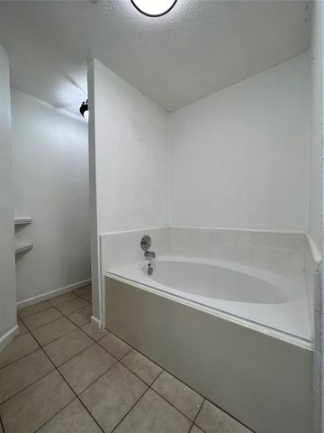 510 Oak Briar Drive, Kemah, TX 77565