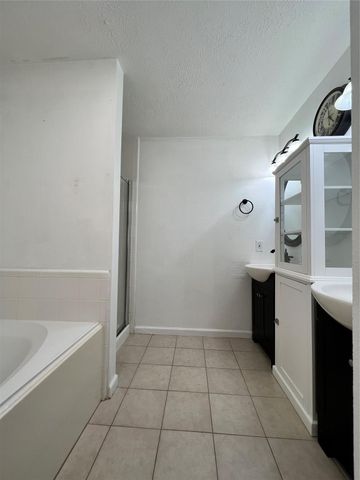 510 Oak Briar Drive, Kemah, TX 77565