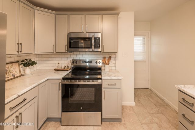 1805 SWIFTS HIGHWAY, Jefferson City, MO 65109