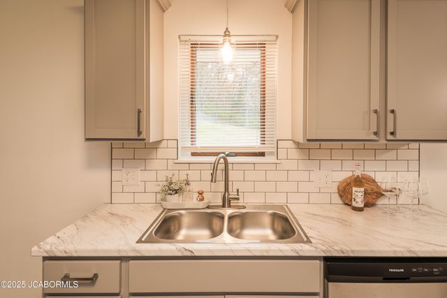 1805 SWIFTS HIGHWAY, Jefferson City, MO 65109