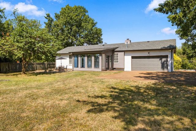 137 Luna Ln, Hendersonville, TN 37075