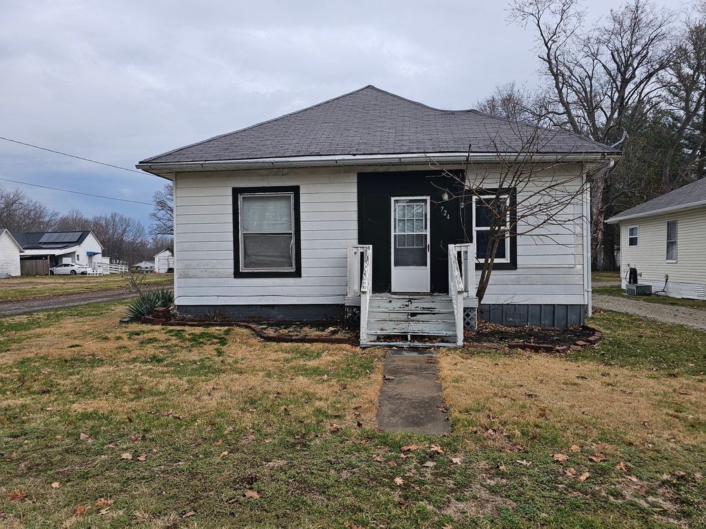 Image 1 of property listing at 724 Park Avenue, Mt Vernon, IL 62864