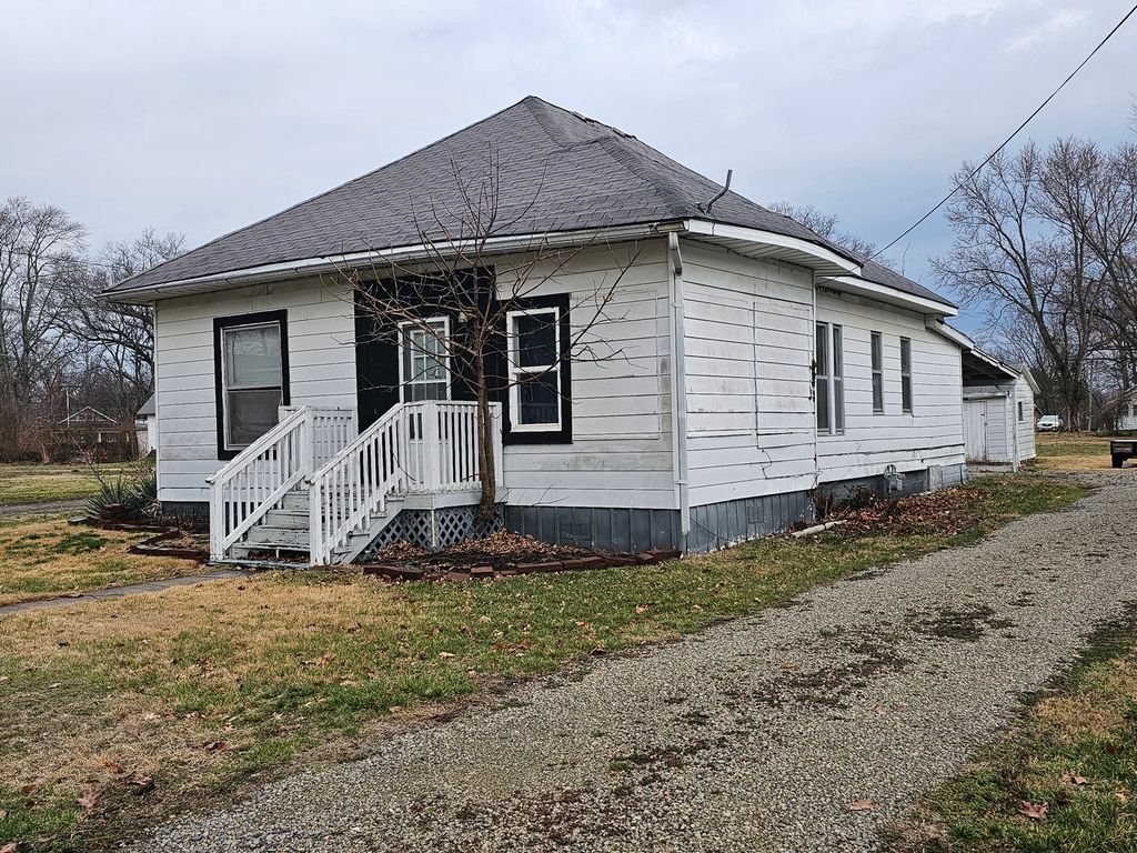 Image 2 of property listing at 724 Park Avenue, Mt Vernon, IL 62864