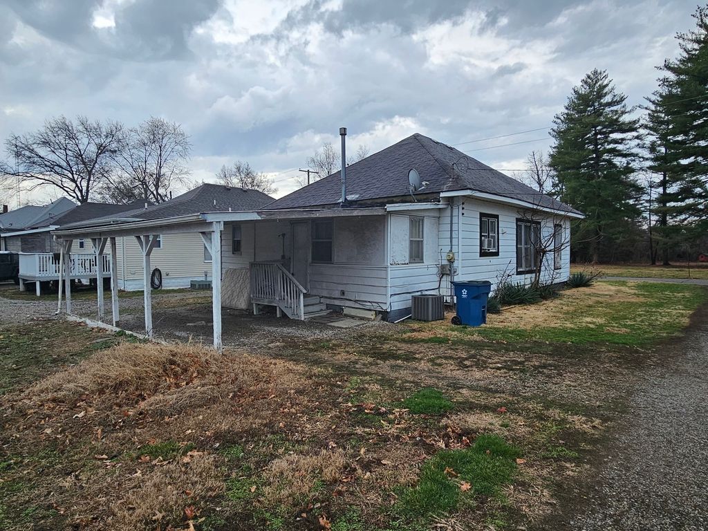 Image 4 of property listing at 724 Park Avenue, Mt Vernon, IL 62864