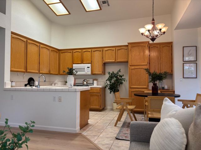 9264 Lucchesi Dr, Sacramento, CA 95829