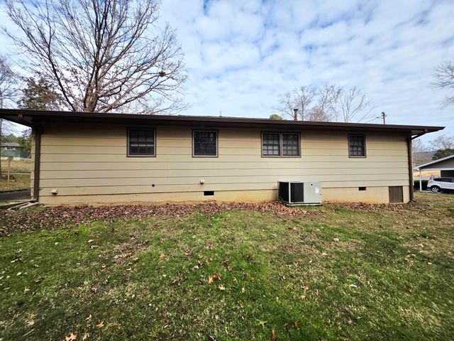 255 Canary Avenue, Trenton, GA 30752