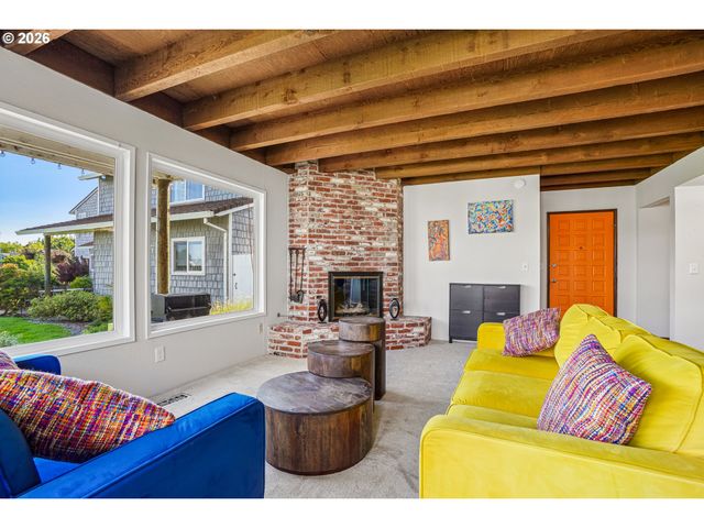 520 N HAYDEN BAY Dr, Portland, OR 97217