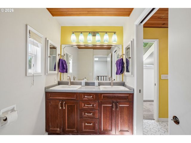 520 N HAYDEN BAY Dr, Portland, OR 97217