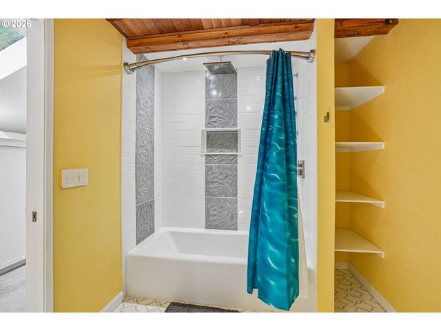 520 N HAYDEN BAY Dr, Portland, OR 97217
