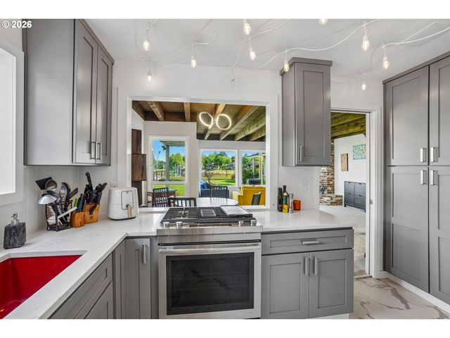 520 N HAYDEN BAY Dr, Portland, OR 97217