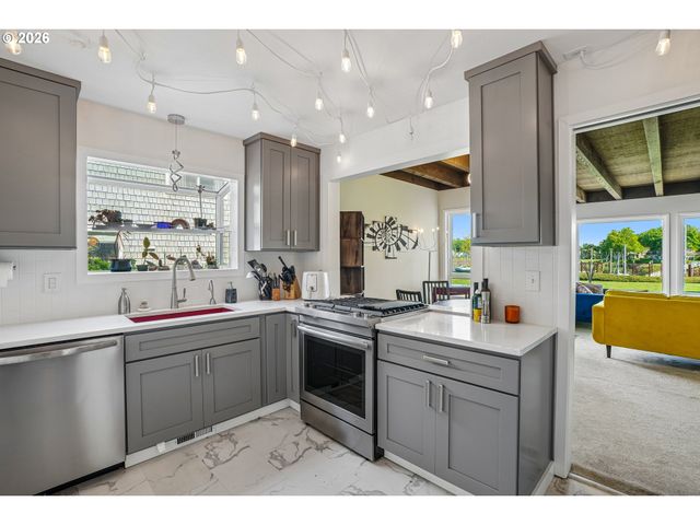 520 N HAYDEN BAY Dr, Portland, OR 97217