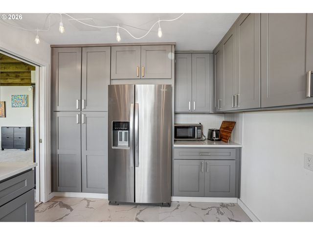 520 N HAYDEN BAY Dr, Portland, OR 97217