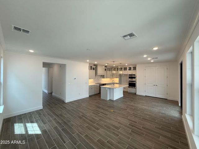 2410 W Los Arboles Place, Chandler, AZ 85224