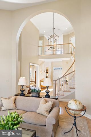 7440 OLD MAPLE SQ, Mclean, VA 22102