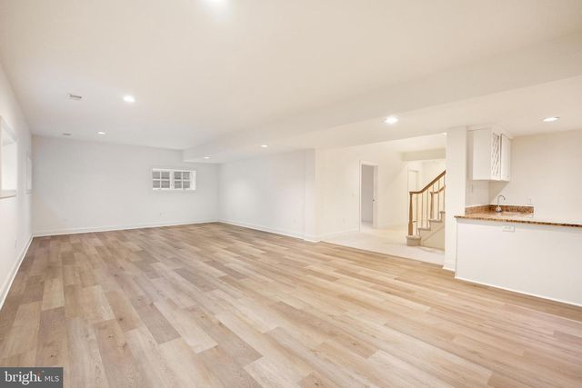 7440 OLD MAPLE SQ, Mclean, VA 22102