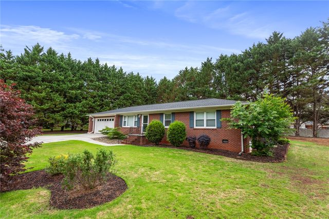 202 Keowee Trail, Seneca, SC 29672