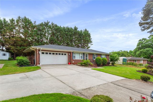 202 Keowee Trail, Seneca, SC 29672