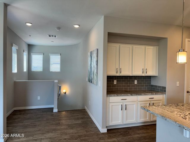 250 W QUEEN CREEK Road 201, Chandler, AZ 85248