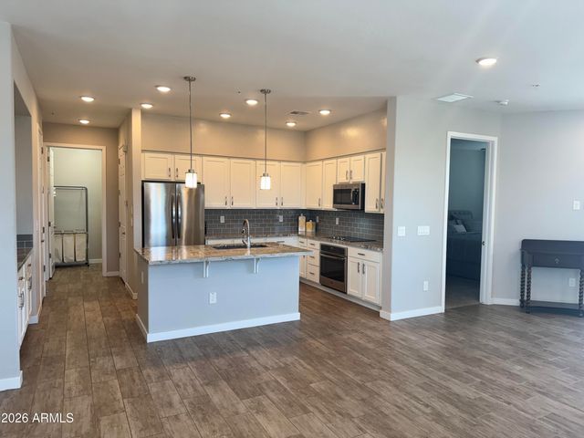 250 W QUEEN CREEK Road 201, Chandler, AZ 85248