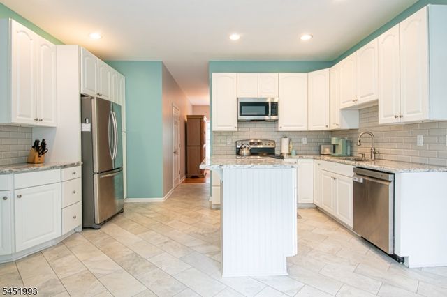 7 White Oak Dr, Vernon Twp., NJ 07461