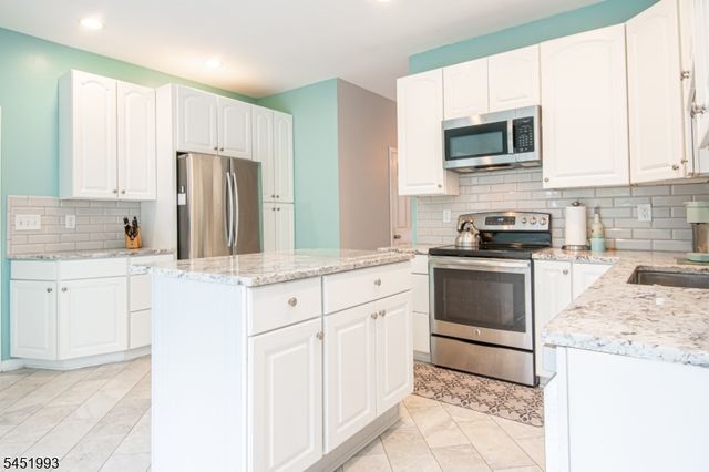 7 White Oak Dr, Vernon Twp., NJ 07461