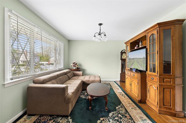 33 Lindbergh Avenue, Glen Cove, NY 11542