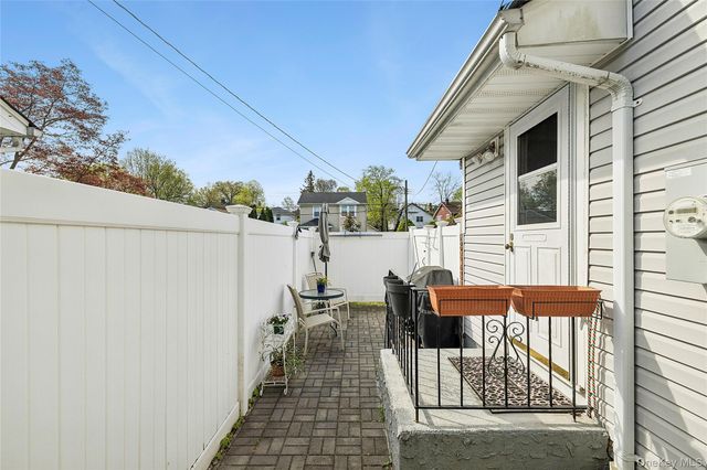 33 Lindbergh Avenue, Glen Cove, NY 11542