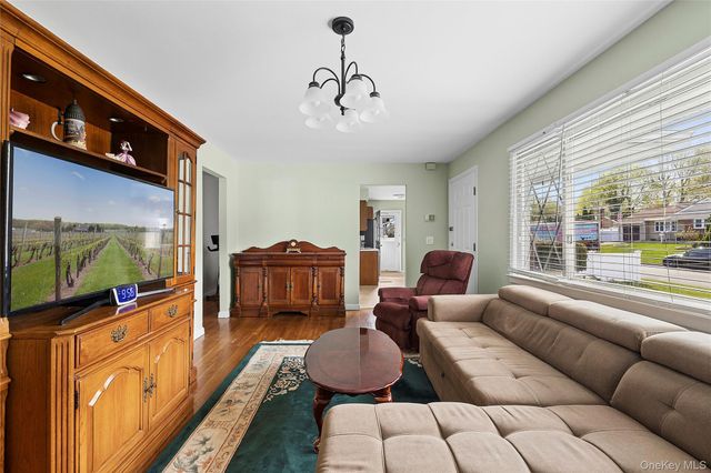 33 Lindbergh Avenue, Glen Cove, NY 11542
