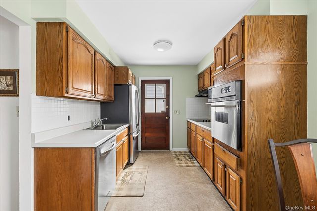 33 Lindbergh Avenue, Glen Cove, NY 11542