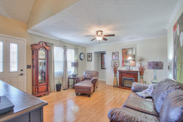 933 Lakeview Ct, Gallatin, TN 37066