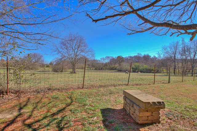933 Lakeview Ct, Gallatin, TN 37066