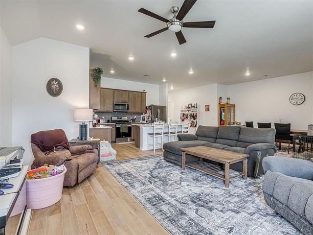 2517 Kathleens Crossing, Yukon, OK 73099