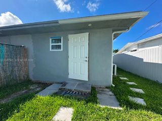 1090 W 60th St 1, Hialeah, FL 33012