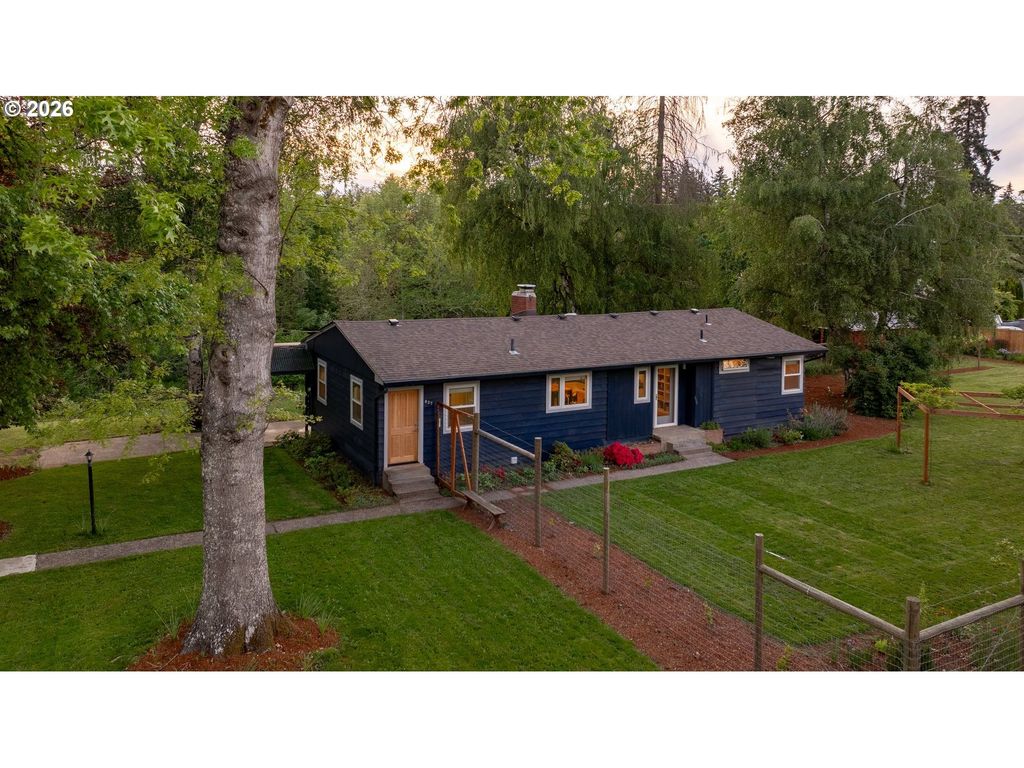 Image 1 of property listing at 827 Sw GILSON St, Mc Minnville, OR 97128