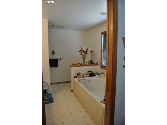 4198 LANCASTER Dr, Eugene, OR 97404