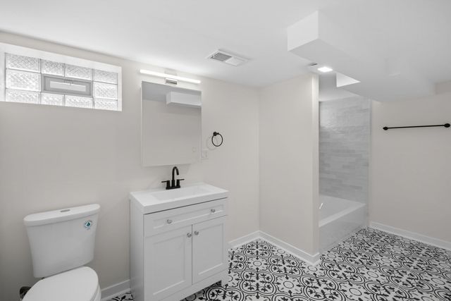 6207 W Eastwood Avenue, Chicago, IL 60630