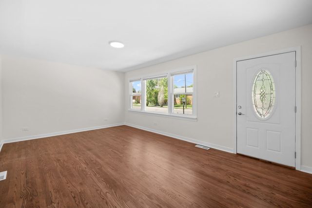 6207 W Eastwood Avenue, Chicago, IL 60630