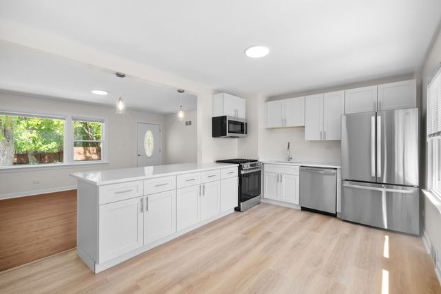 6207 W Eastwood Avenue, Chicago, IL 60630