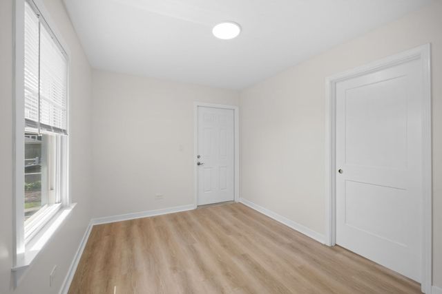 6207 W Eastwood Avenue, Chicago, IL 60630