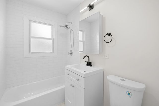 6207 W Eastwood Avenue, Chicago, IL 60630