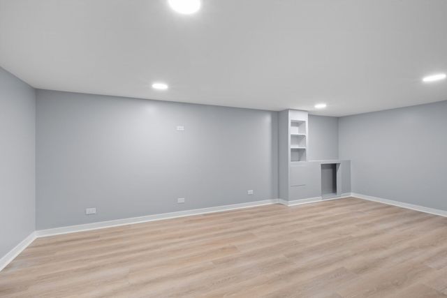 6207 W Eastwood Avenue, Chicago, IL 60630