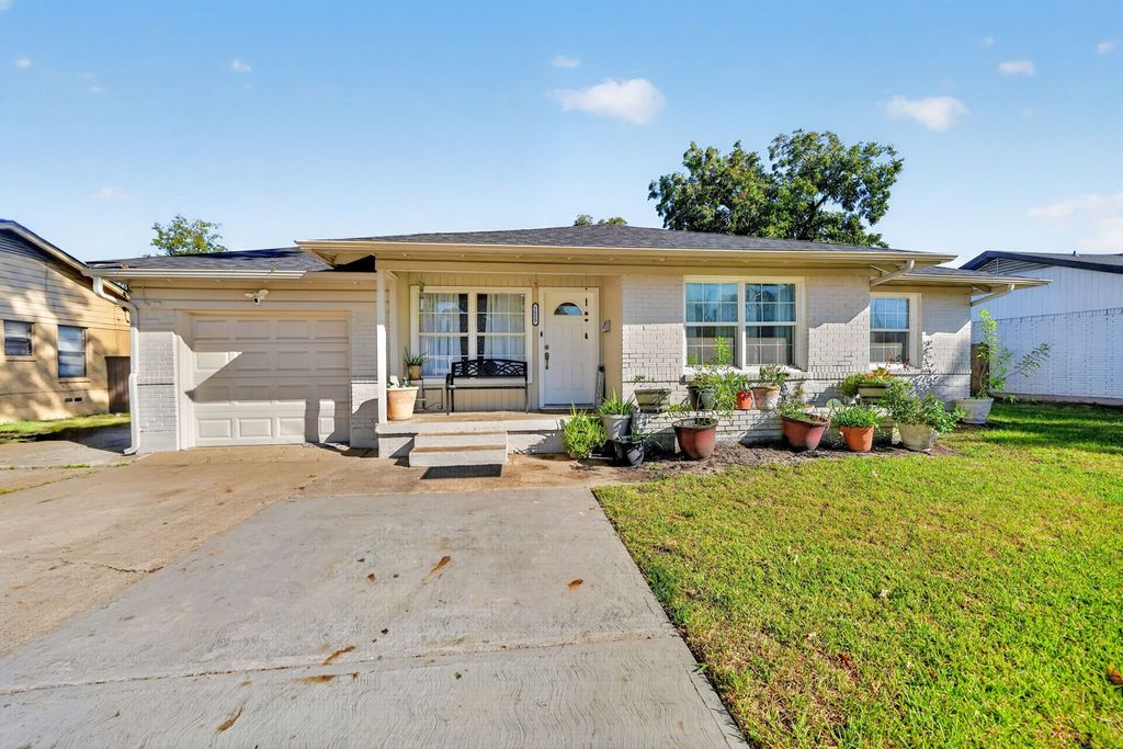 1813 Baxley Drive, Carrollton, TX 75006 — exterior