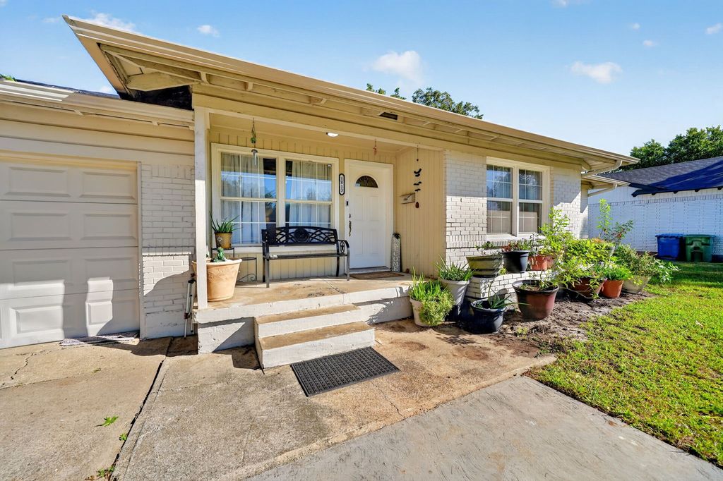 1813 Baxley Drive, Carrollton, TX 75006 — photo 2