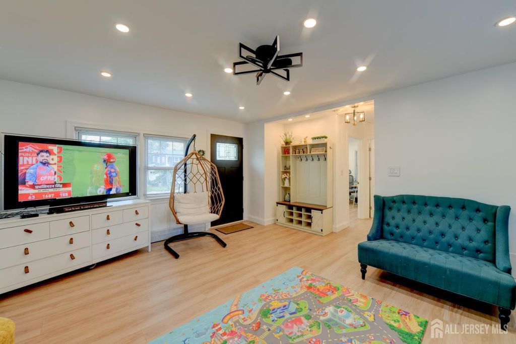 50 Chestnut St Street, Edison, NJ 08817
