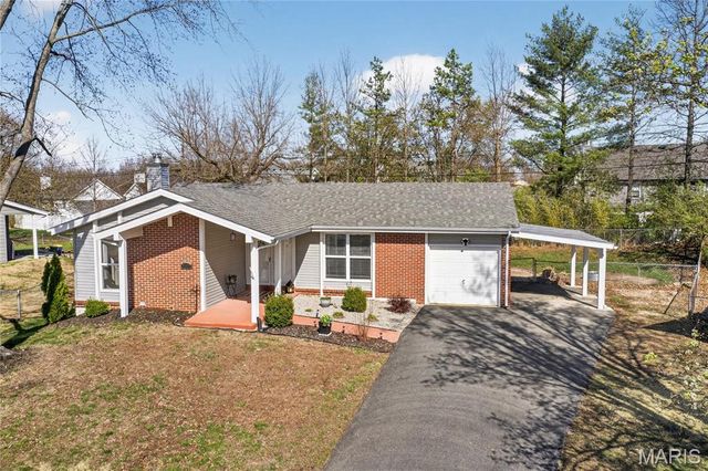 2221 Bentley Manor Drive, Fenton, MO 63026