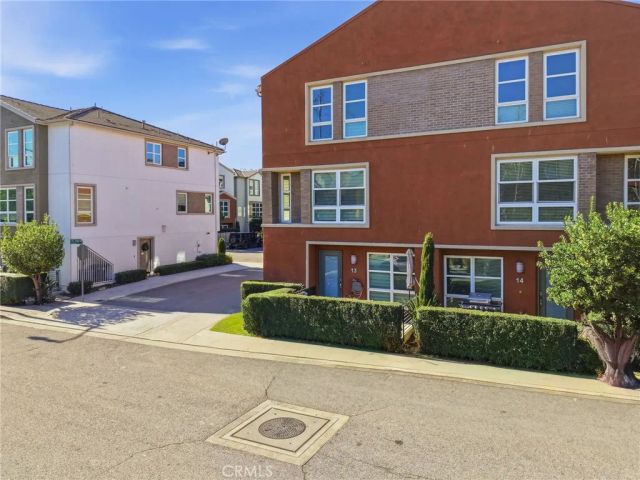 2700 E Chaucer 13, Los Angeles, CA 90065