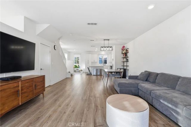 2700 E Chaucer 13, Los Angeles, CA 90065