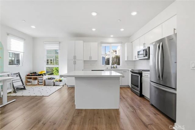 2700 E Chaucer 13, Los Angeles, CA 90065